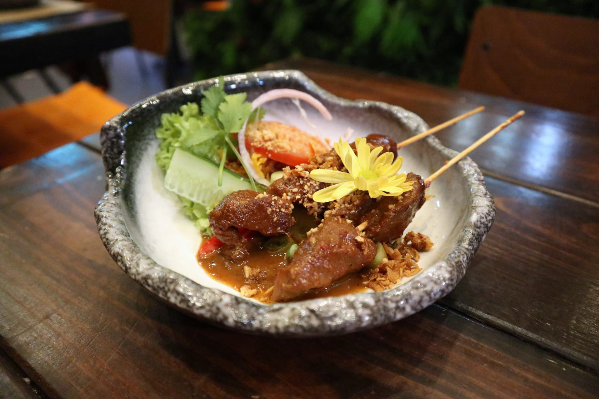 Satés van kip, varken en geit bij Koco Bistro