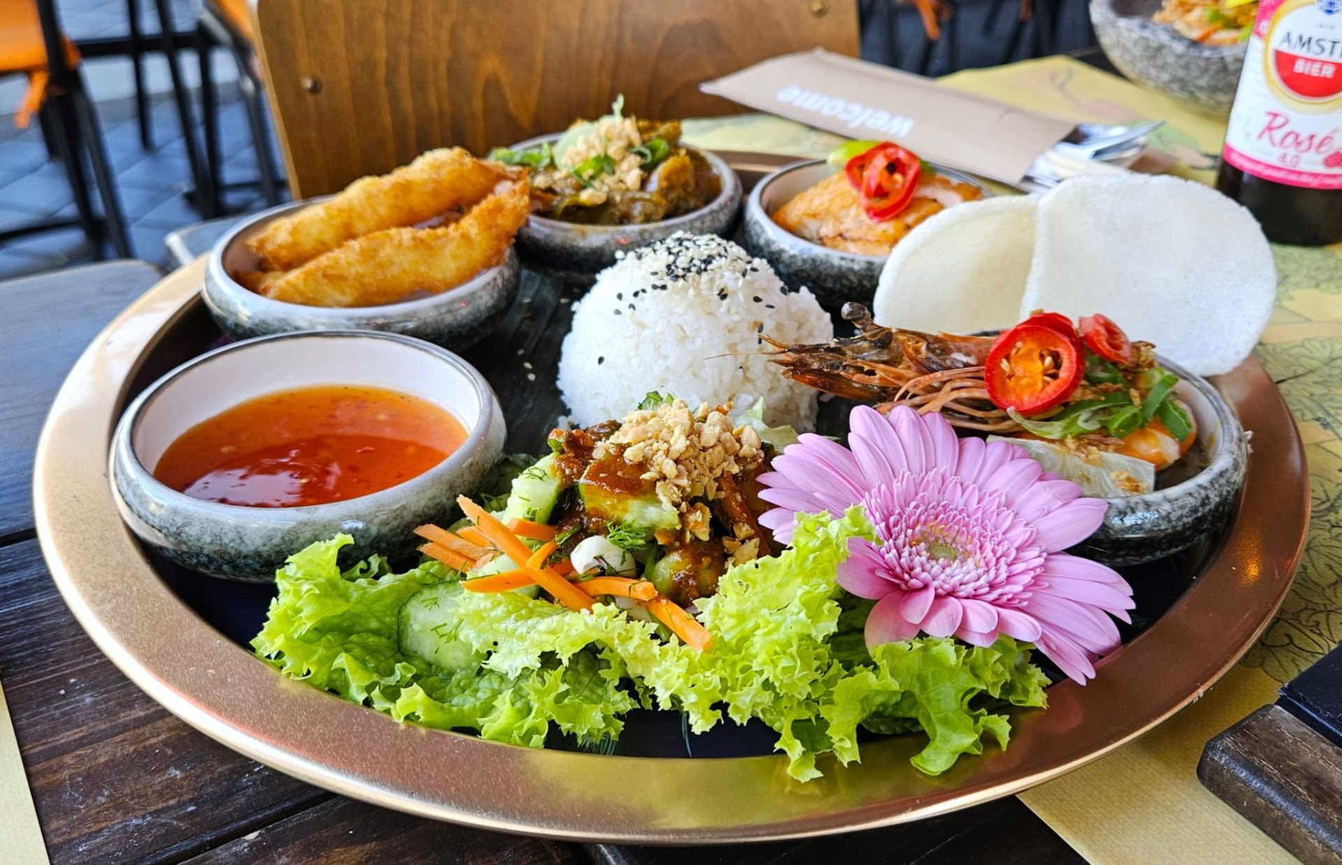 Rijsttafel op etagère bij Koco Bistro