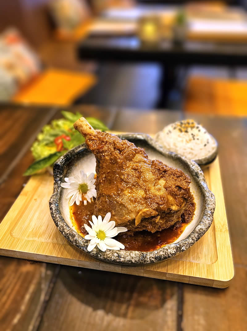 Gegrilde kip met rijst bij Koco Bistro
