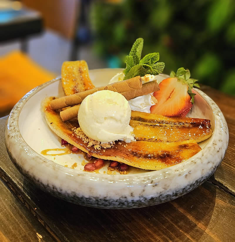 Dessert met gebakken banaan en ijs