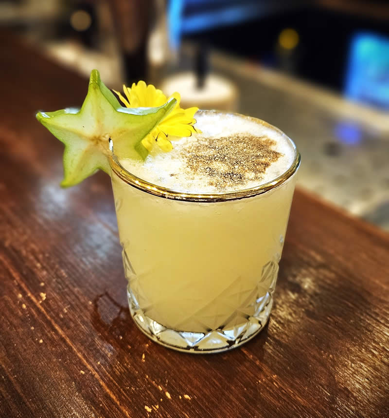 Cocktail aan de bar van Koco Bistro
