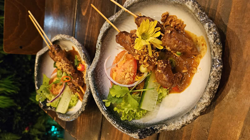 Saté met sambal, streetfood bij Koco Bistro