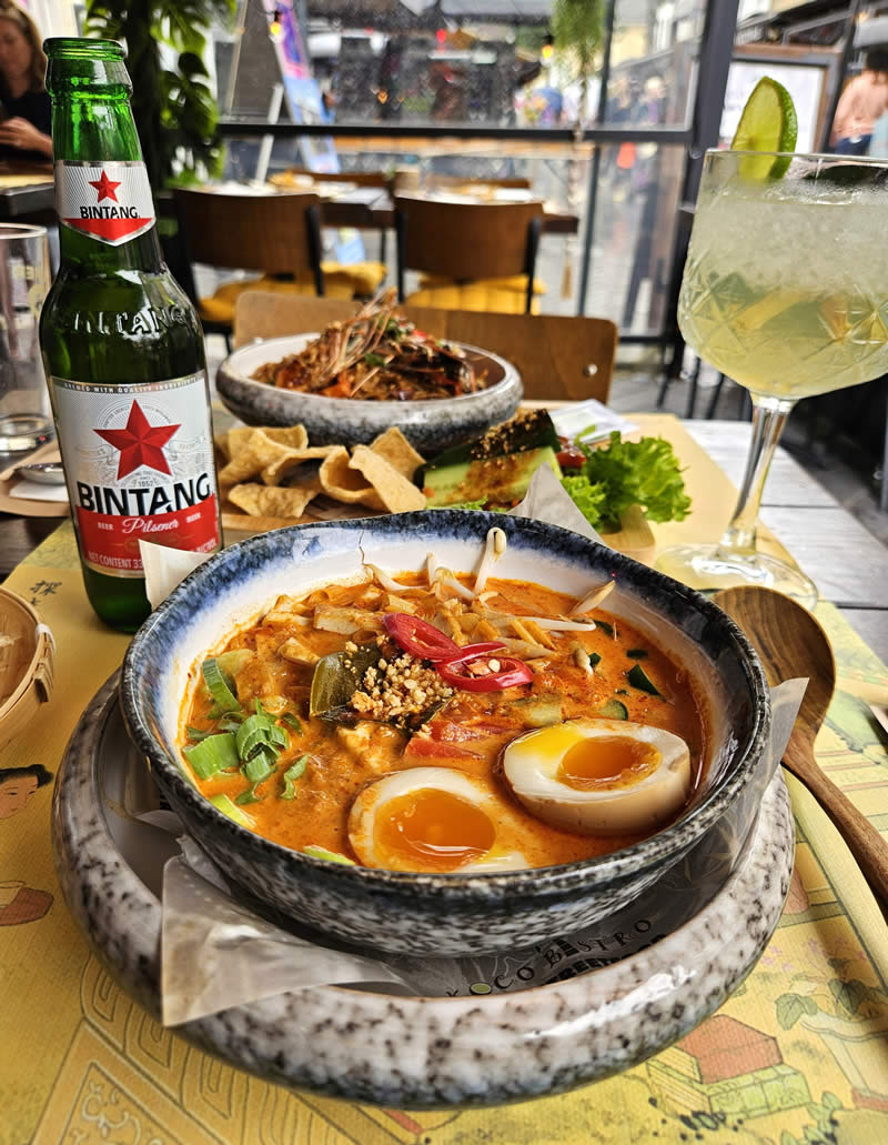 Pittige curry met ei en noedels bij Koco Bistro