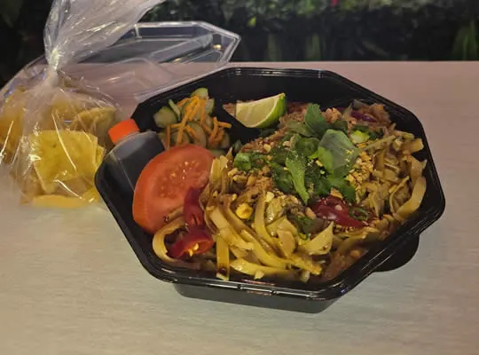 Afhaalbox met gewokte noodles van Koco Bistro